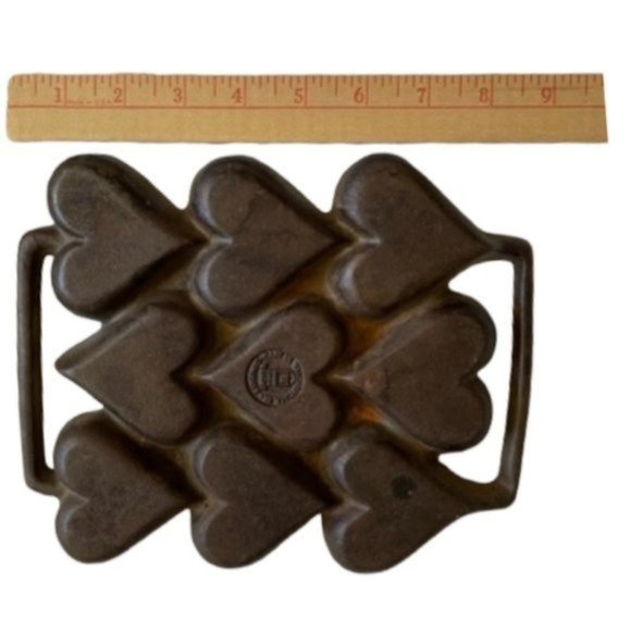 John Wright Rustic Brown Cast Iron 9-Heart Muffin Pan with Handles - Picture 4 of 6